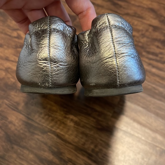 Tory Burch Reva in a dark silver/pewter color - Picture 4 of 5